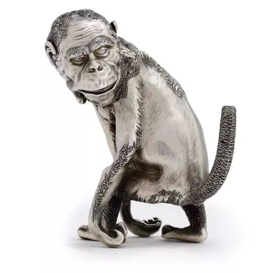 俄罗斯纯银制黑猩猩造型打火机，带有法贝热印章和皇家授权，1896-1908年，高 11 cm.。2007年6月27日在佳士得伦敦以168,000英镑成交