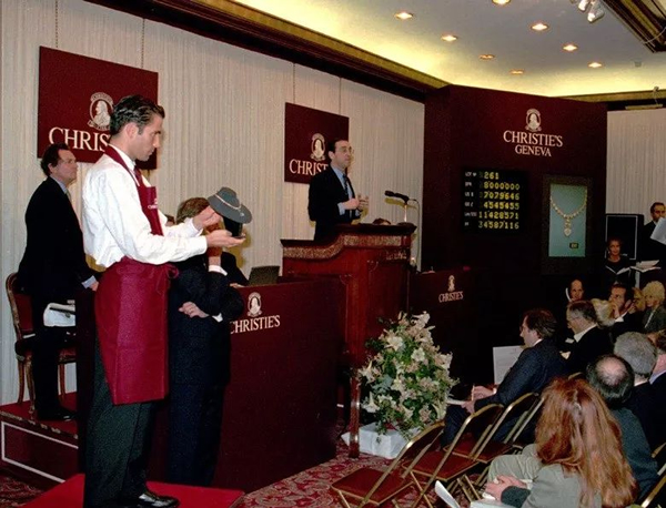 1995年，佳士得时任日内瓦总裁高逸龙（右）在日内瓦将这枚贵夫人蓝钻以8,803,500瑞郎拍出。图片：AP/Rex/Shutterstock