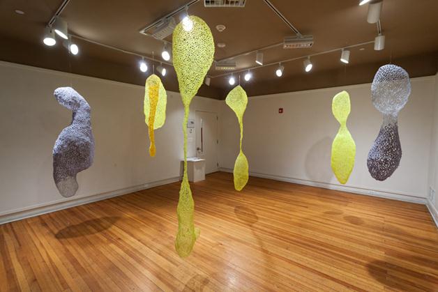 《《气泡》》作者：李美卿创作年代：2016规格：35x91x38cm-91x365x91cm品类：装置