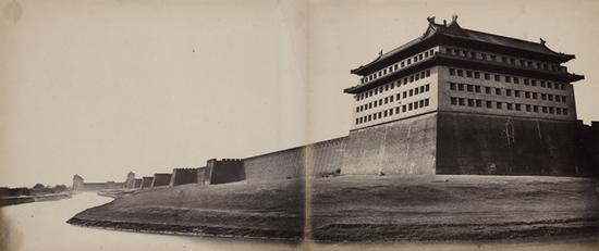 《北京城北门》 菲利斯·比托1860