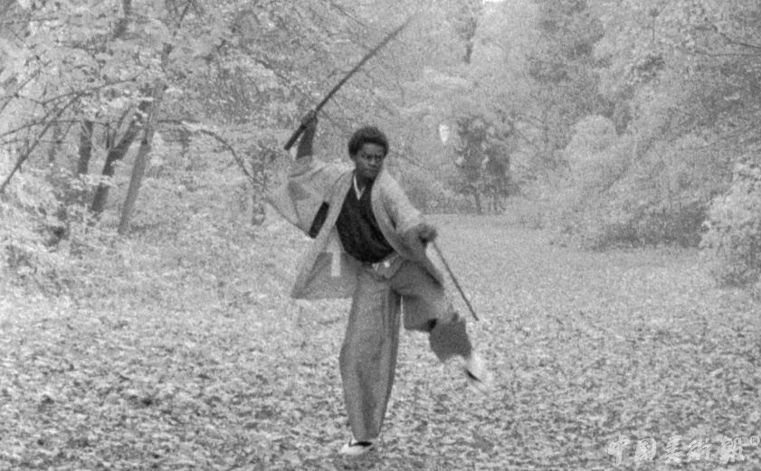 致颖制片《多哥咖啡》（静帧），2018， ORWO 16毫米胶片，双频2K黑白数字影像，27分钟（图片由艺术家提供）