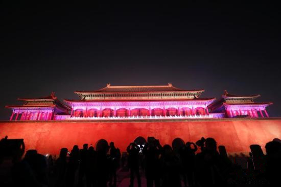 2月19日晚，观众在晚间游览故宫。故宫博物院于正月十五和正月十六举办《紫禁城上元之夜》文化活动，是故宫博物院建院94年来第一次在晚间免费对公众开放，也是紫禁城古建筑群第一次在晚间被较大规模点亮。