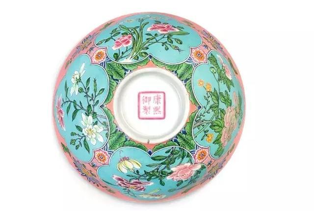 清康熙粉红地珐琅彩开光花卉碗》底部图
