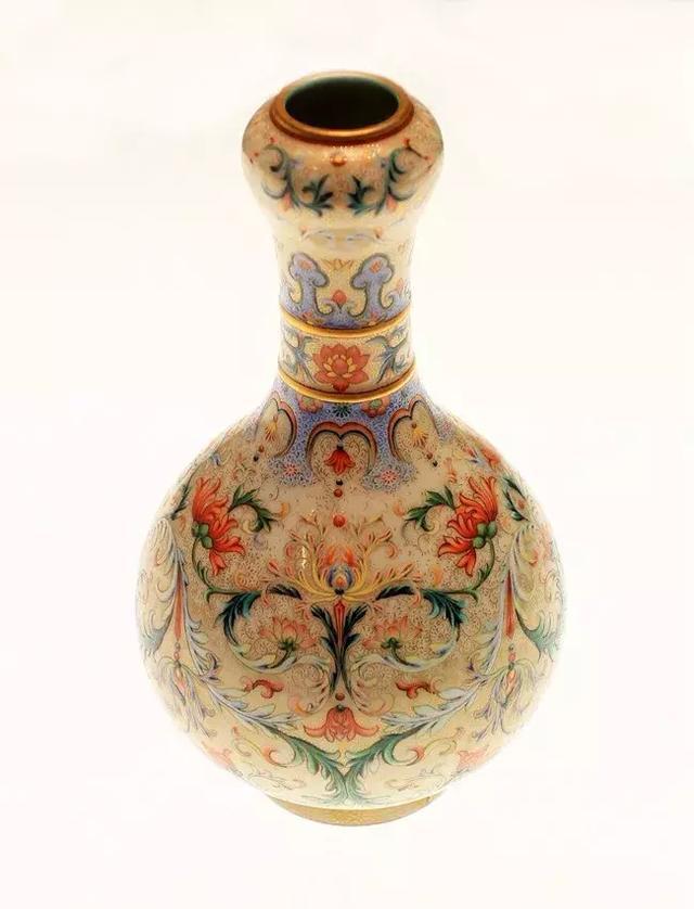 清乾隆珐琅彩缠枝花卉纹蒜头瓶》现藏中国国家博物馆