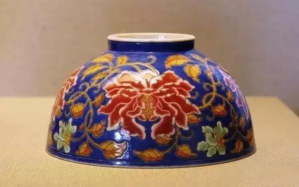 清康熙珐琅彩牡丹纹碗》现藏北京故宫藏