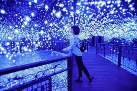 图为游客参观《星河池畔》展区。