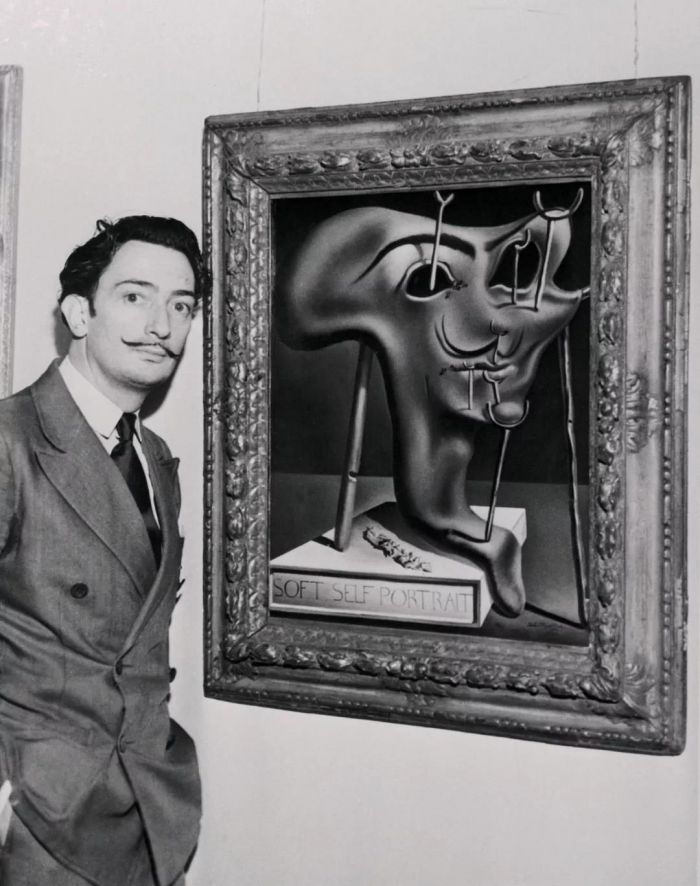 萨尔瓦多·达利与他的作品《软自画像》，朱林·莱维画廊，1941年。摄影：贝塔曼/图片来源：Getty Images