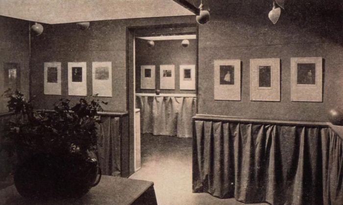 格特鲁德·卡斯比尔（Gertrude K·sebier）和克莱伦斯·H·怀特（Clarence H. White）于摄影分离派小画廊的展览现场图，1906年2月。图片来自维基共享资源