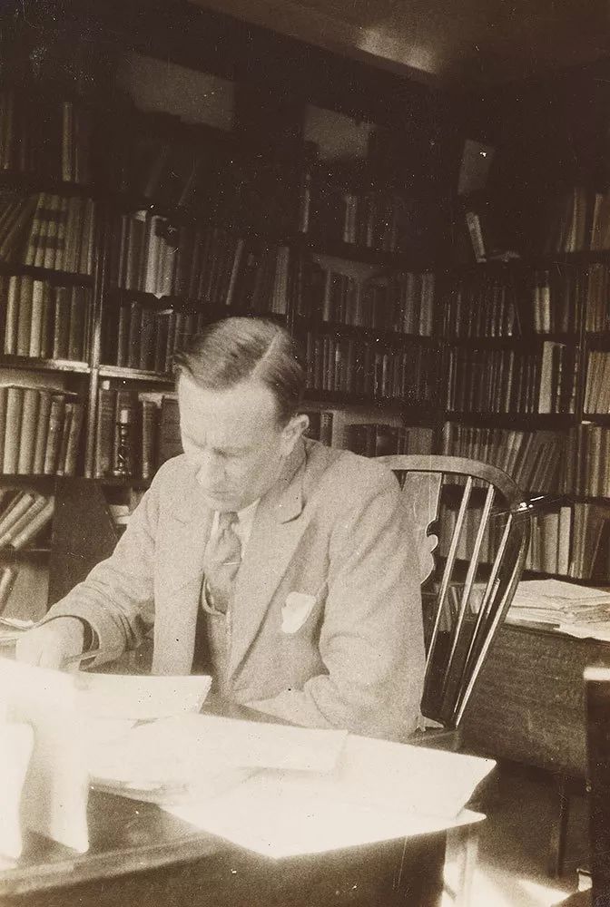 托尔金在书房 ，1937年 © The Tolkien Trust 2015