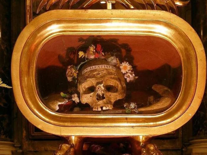 生于特尔尼（Terni）的圣·瓦伦丁（St. Valentine）的遗骨，藏于希腊圣母堂。图源：Dnalor 01/CC BY-SA