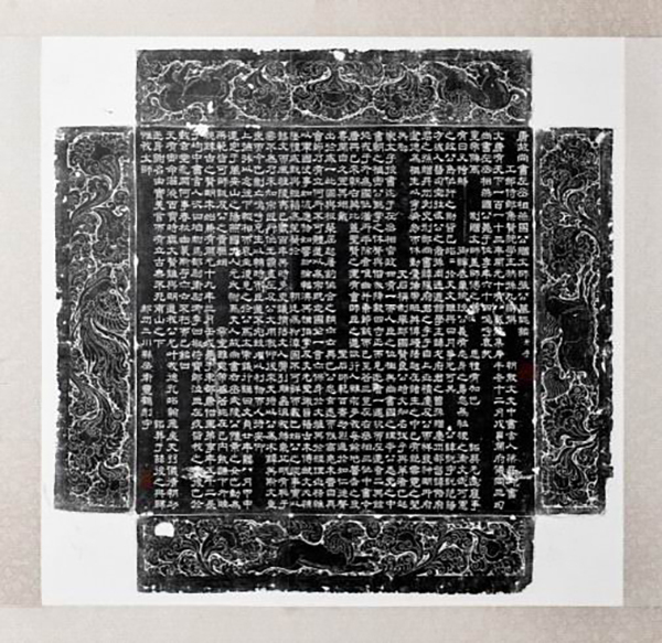 张九龄撰，梁升卿书，卫灵鹤刻。隶书。开元二十年（732）八月葬于洛阳万安山。