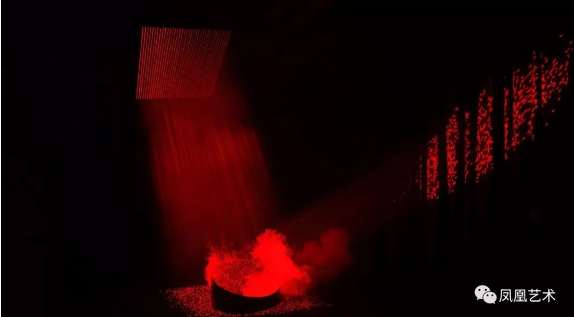 李晖《V》激光/烟雾机/不锈钢/镜子，2011-2016，依据现场，AP版