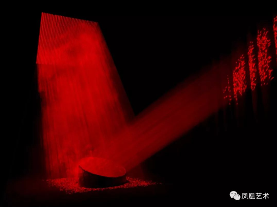 李晖《V》激光/烟雾机/不锈钢/镜子，2011-2016，依据现场，AP版