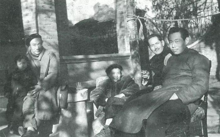 身穿马褂的赵无极与林风眠和谢景兰等人 1946年摄于杭州