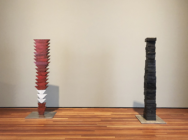 （左）《无题》，青铜、着色、不锈钢，158.8×53.3×40.6cm，1950 伊斯顿基金会收藏；（右）《梅姆林黎明》，青铜、不锈钢，162.6×38.1×45.7cm，1951 致谢豪瑟沃斯