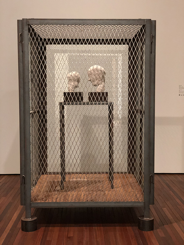 《牢笼XX（肖像）》，钢、布料、木材、玻璃，188×124.5×124.5cm，2000 路易丝·布尔乔亚信托机构收藏