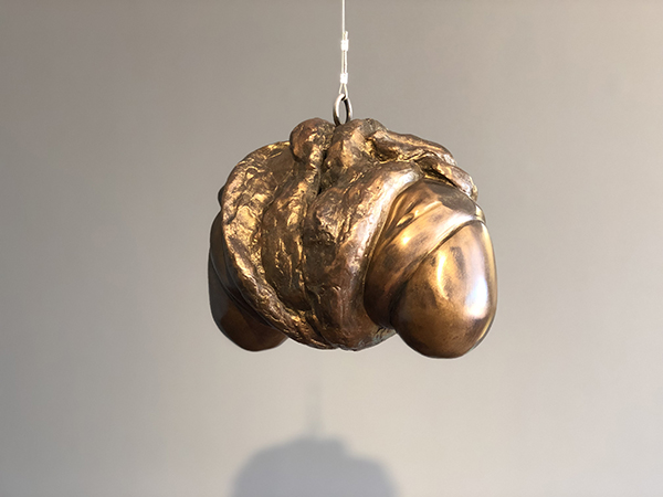 《金龟子》，青铜、金铜锈、悬挂件，1968，路易丝·布尔乔亚工作室收藏