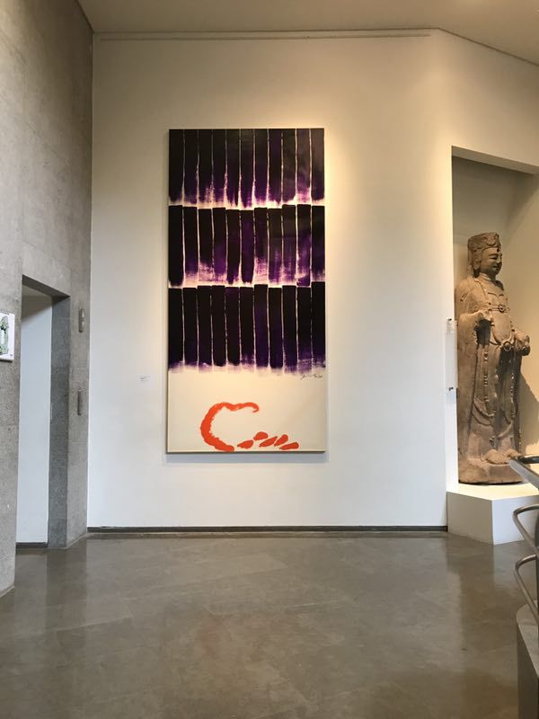 展览现场，萧勤作品与吉美博物馆古文物并置展出
