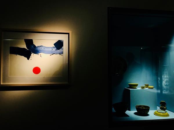 展览现场，萧勤作品与吉美博物馆古文物并置展出
