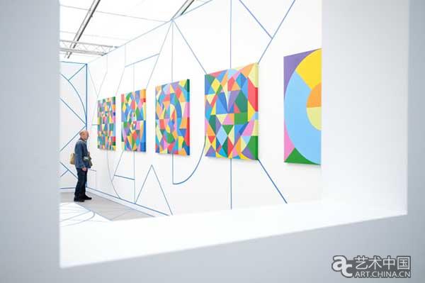 一名男子在伦敦弗瑞兹艺术博览会（the Frieze Art Fair）上观看墨西哥当代艺术领军人物爱德华多·特拉萨斯（Eduardo Terrazas）的作品。图片来源：Leon Neal/Getty Images Europe/Getty Images