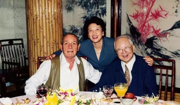 启功先生和当时的国家文物局外事处处长王立梅宴请安思远（左一）