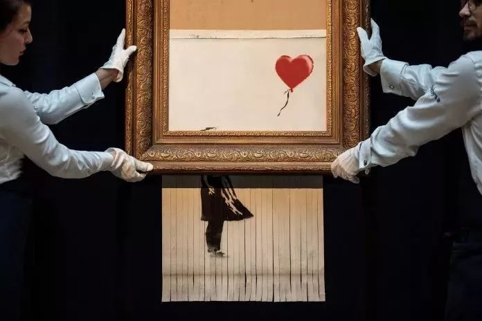 而这幅《Girl with Balloon》的价值也是翻了个倍，从原先的104万英镑，涨至了近两百万英镑。
