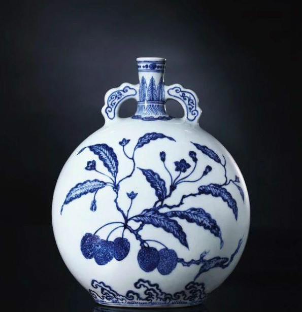 清雍正 青花如意耳荔枝纹抱月瓶 H 26.5cm