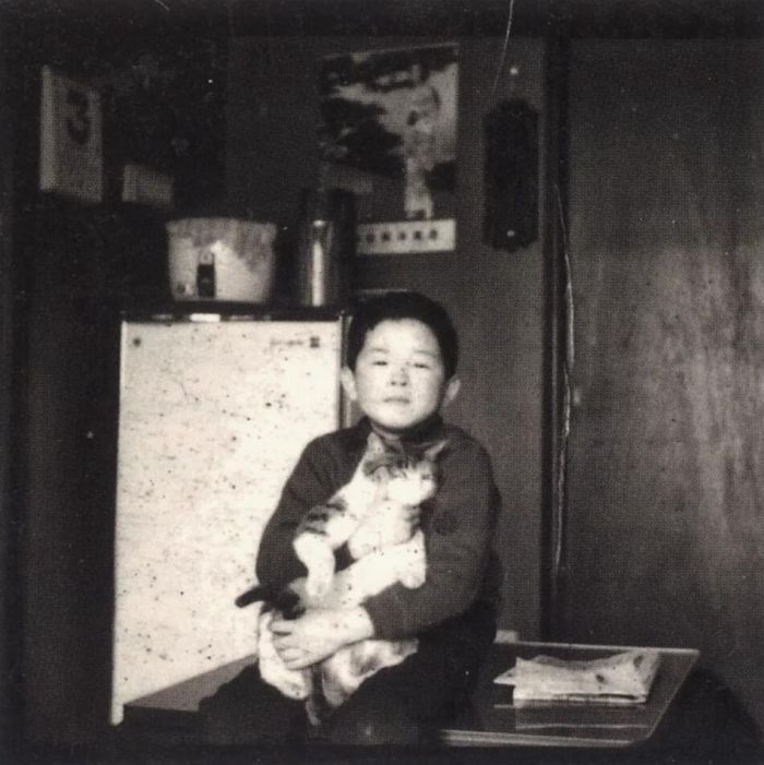 六岁的奈良美智与他的小不点猫咪