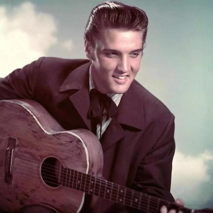 奈良美智的《猫王》亦有像二十世纪摇滚天王「猫王（Elvis）」致敬与学习的意味。作品也显示了他有一天，也将和「猫王」一样，站在世界的顶端，引领潮流。