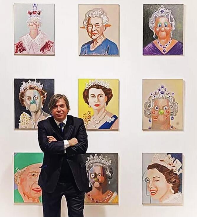 康多与其创作的 9 幅以英国女皇肖像画在伦敦展览合影，对传统权威的戏谑挑战引起英国媒体的热烈讨论泰特美术馆评论为「interesting(有趣)」。