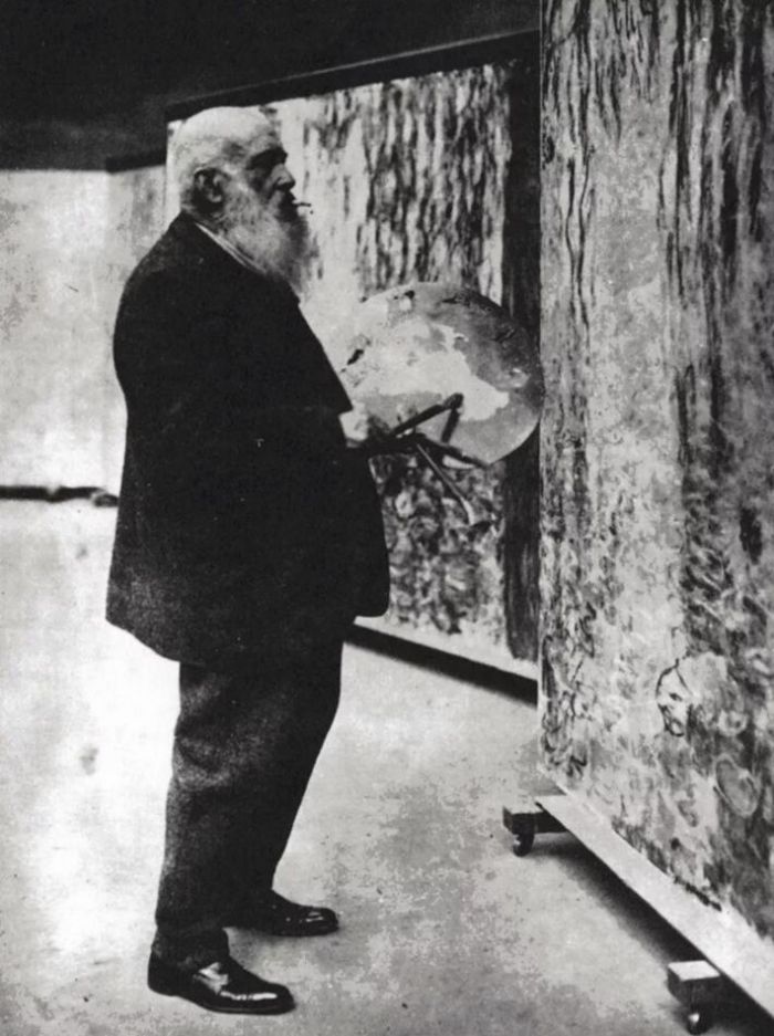 1920年，莫奈在画室绘画《睡莲全景》。图：Private Collection / Roger-Viollet, Paris / Bridgeman Images