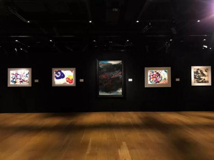 展览现场 - 朱德群《144号》（图中）