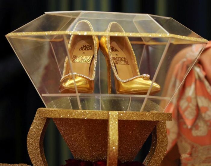 1700万美元迪拜拍出镶有数百颗钻石高跟鞋