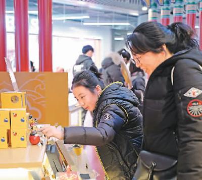 2019年1月25日，故宫文创快闪店现身上海南京路，游客在快闪店内挑选文创产品。