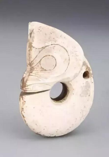 ▲红山文化（距今6000—5000年前）玉猪龙辽宁省博物馆藏