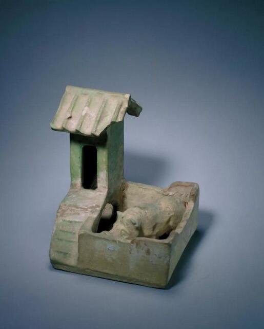 ▲汉，绿釉猪圈，长16.5cm，宽15.5cm，高20cm 故宫博物院藏