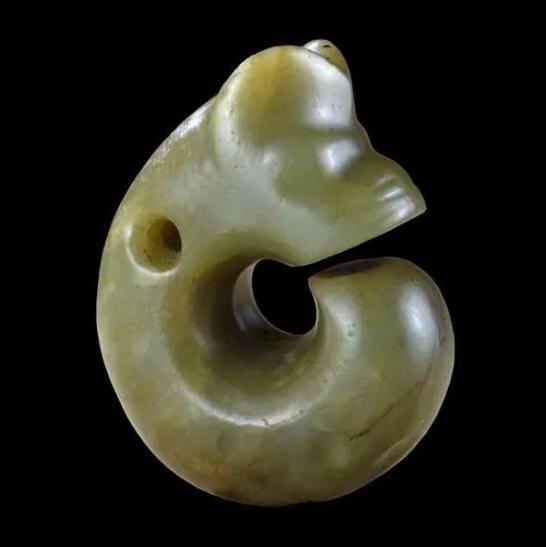 ▲红山文化（约公元前3500年） 玉猪龙大英博物馆藏