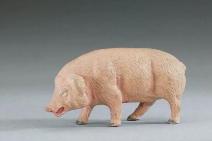 ▲清晚期 泥制猪 长7.5cm，高3.8cm 故宫博物院藏