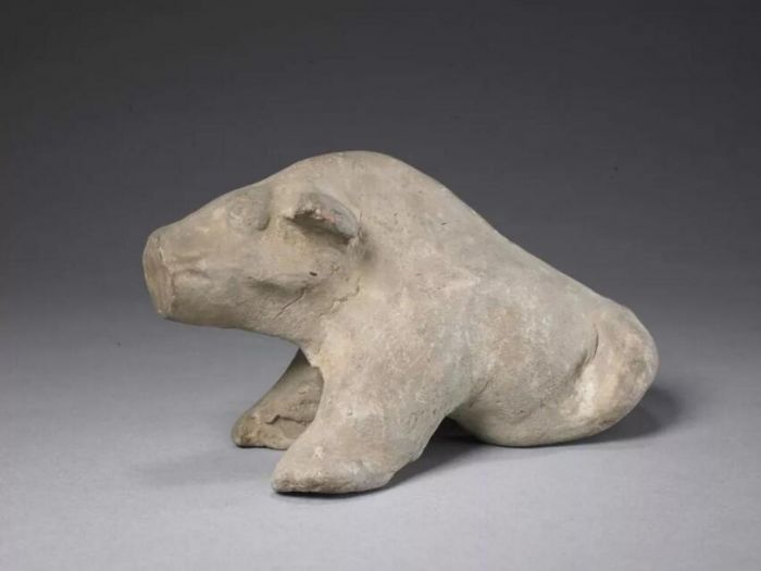 ▲汉 陶蹲猪 长8.8cm，宽10.5cm，高3.4cm 故宫博物院藏