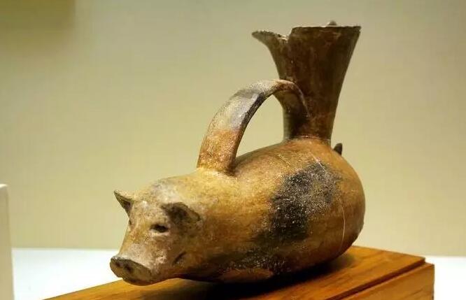 ▲新石器时代晚期猪形陶鬶 中国国家博物馆藏