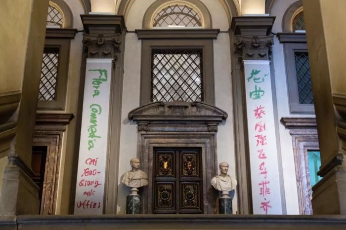 《花曲》展厅外竖幅海报，佛罗伦萨，2018。赵小意摄，蔡工作室提供