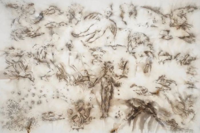 《鸟与鸟的手稿》，2018，火药、画布; 200 x 300 cm。赵小意摄，蔡工作室提供