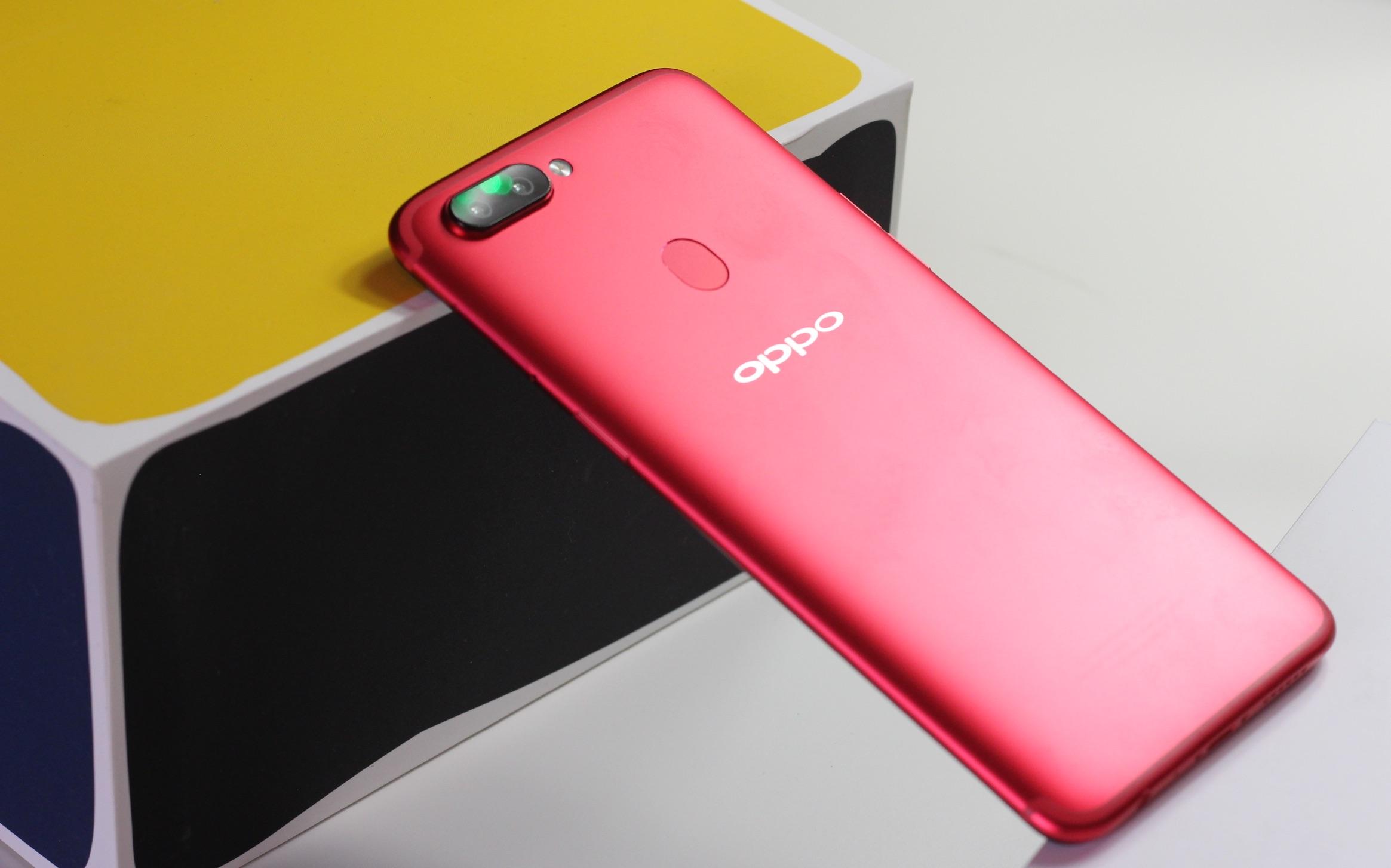 ▲ 2017 年仍然是铝合金材质主流（图中机型为 OPPO R11s）