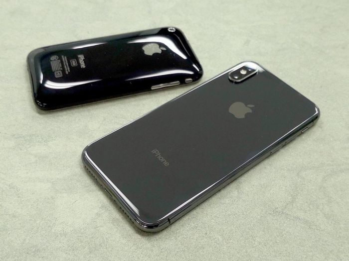 ▲ iPhone 3GS 与 iPhone X. 图片来自：Gizmodo