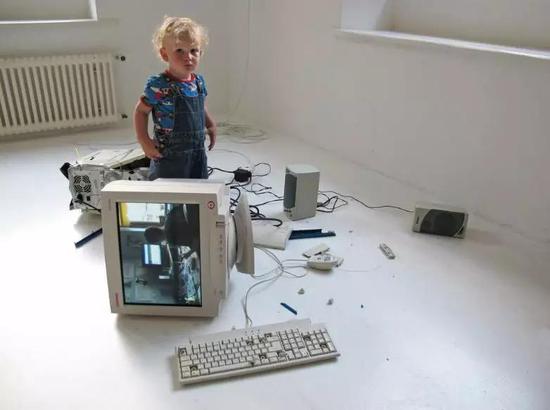 Eva and Franco Mattes，《我们的世代》， 2010年