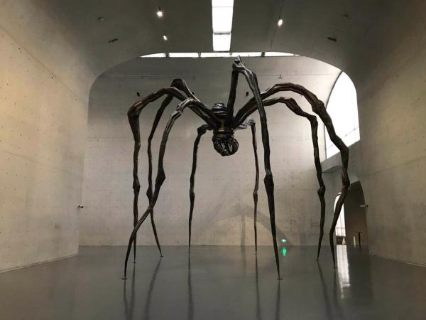 龙美术馆，布尔乔亚回顾展现场
