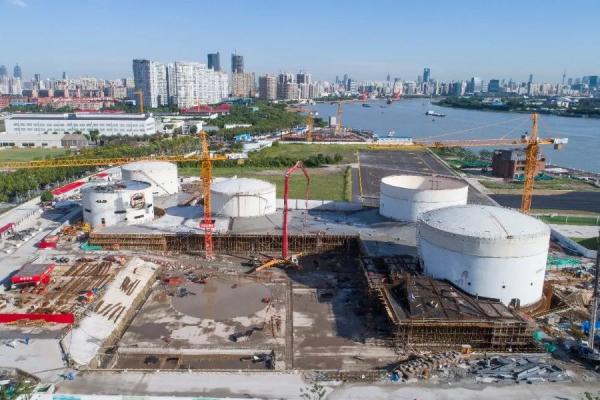 正在修建中的上海油罐艺术中心