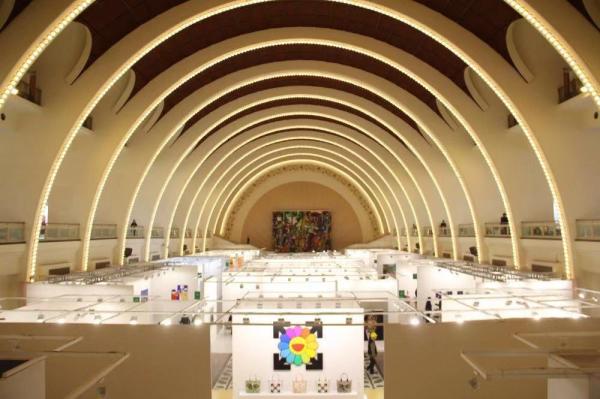 中央大厅展览现场，“太阳花”图式奠定了网红基调