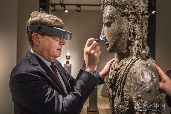 马斯特里赫特欧洲艺术和古董博览会现场，审查委员对展品进行鉴别及检查