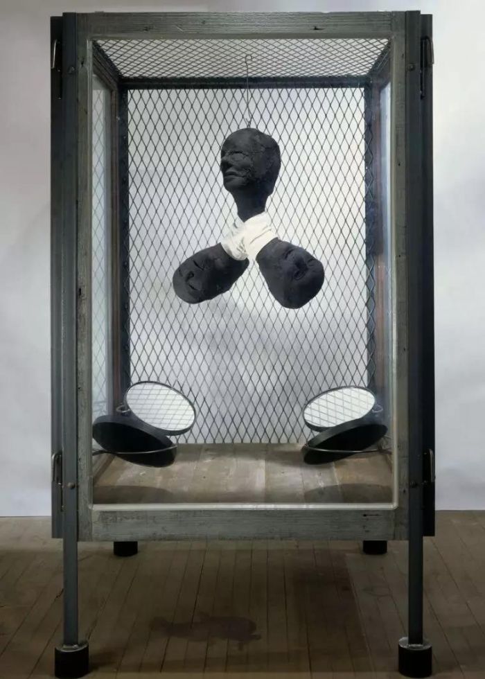▲ 路易丝·布尔乔亚，《细胞XXIV（肖像）》（Cell XXIV (Portrait)），2001，钢 不锈钢 玻璃 木头 织物，177.8 x 106.7 x 106.7 厘米 / 70 x 42 x 42 英寸，? The Easton Foundation / VAGA at ARS, NY / ProLitteris, Zurich，摄影：Christopher Burke